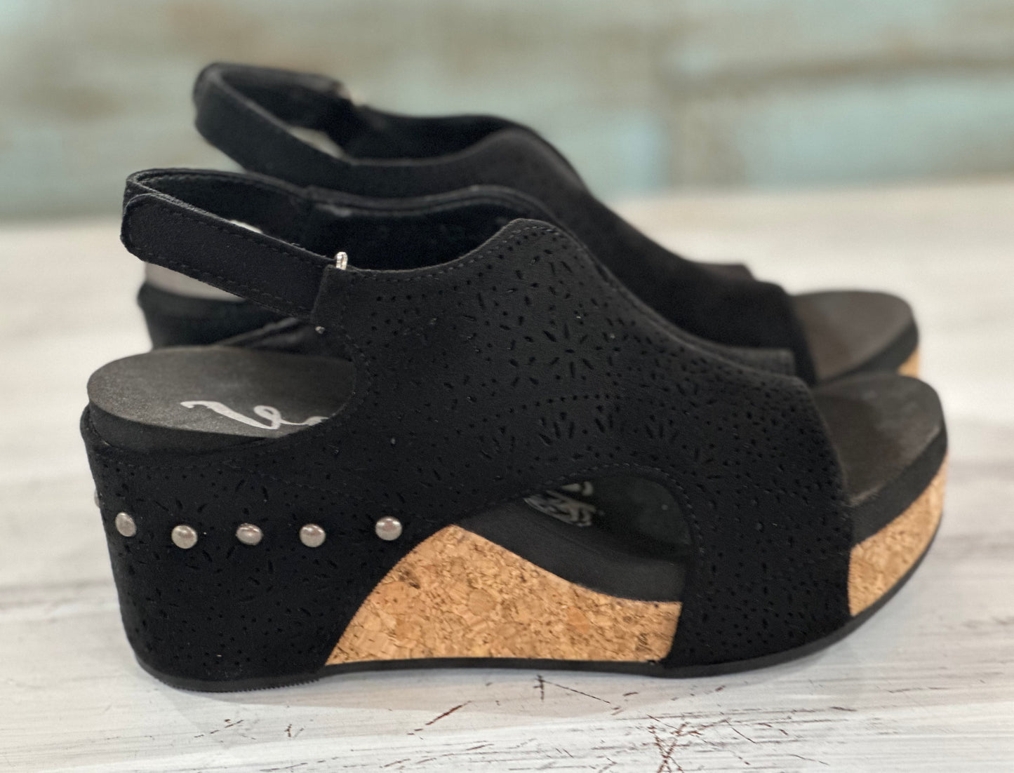 Very G black “Free Fly” wedges
