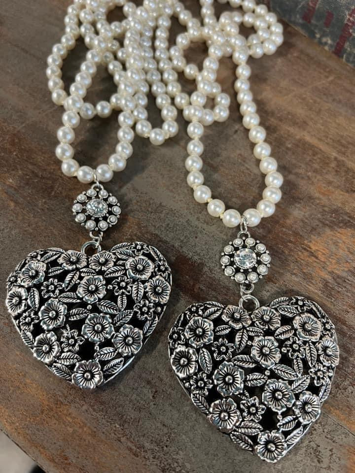 Pearl floral pendant necklaces